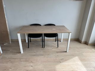 Mesa de oficina, sillas, cajonera y armario