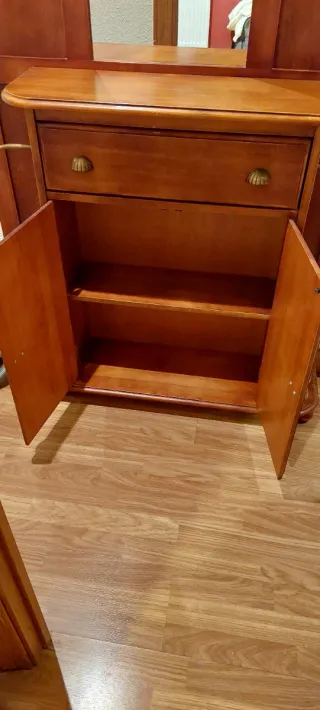 Mueble recibidor de madera. Dos piezas separadas