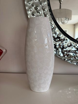 Jarrón blanco con diseño floral