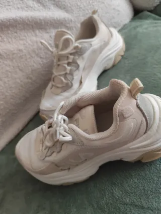 Zapatillas Fila Beige y Blancas