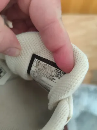 Zapatillas Fila Beige y Blancas