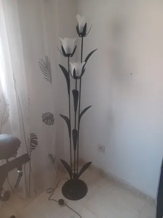 Lámpara de pie forja estilo floral