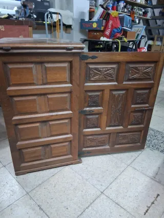 Mueble de madera tallada