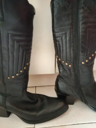 Botas camperas negras de cuero