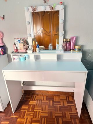 Tocador de maquillaje blanco.