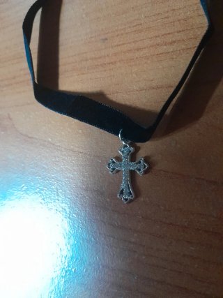 Collana girocollo con ciondolo a croce