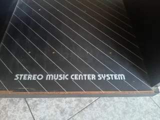 Mueble negro multiusos con ruedas