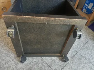 Mueble negro multiusos con ruedas