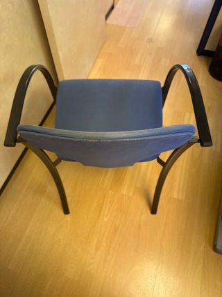 Sillas de oficina azules y negras