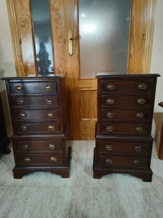 Cajones de madera marrones