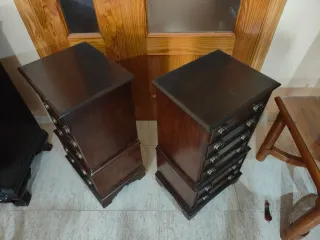 Cajones de madera marrones