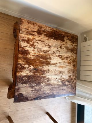 Mesa de centro colonial de madera robusta.