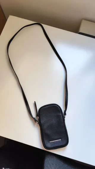 Bolso para móvil negro Stradivarius