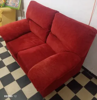 Sofá 3 plazas tela gris, dos plazas rojo y butaca.