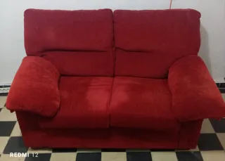 Sofá 3 plazas tela gris, dos plazas rojo y butaca.