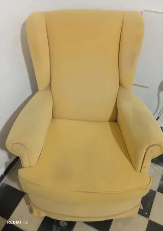 Sofá 3 plazas tela gris, dos plazas rojo y butaca.