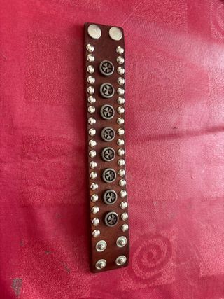 Pulsera estilo motero con tachuelas