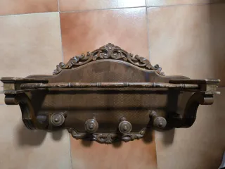 Perchero de madera maciza tallado