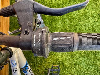 Bicicleta Rockrider color blanco.