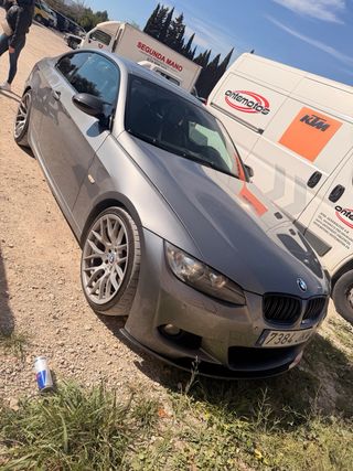 Coche BMW 335d, serie 3, color gris, con pantalla