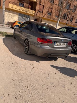 Coche BMW 335d, serie 3, color gris, con pantalla