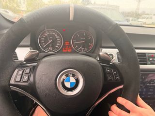 Coche BMW 335d, serie 3, color gris, con pantalla