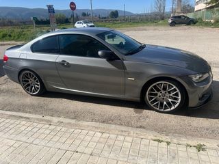 Coche BMW 335d, serie 3, color gris, con pantalla