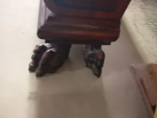 Mobile in legno scuro