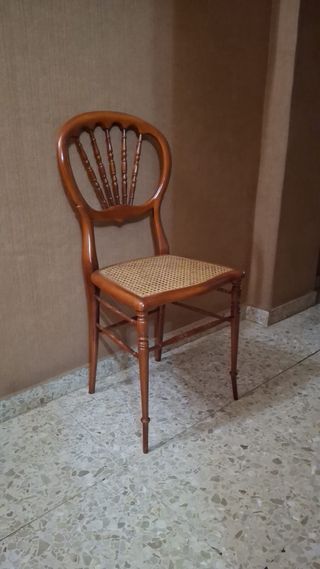 Set di quattro sedie antiche con sedili in rattan