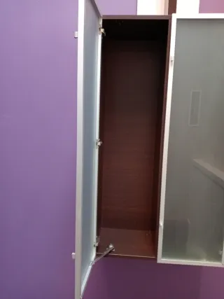 Mueble de comedor plateado con puertas de cristal