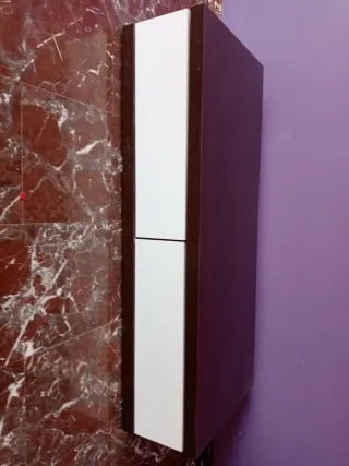 Mueble de comedor plateado con puertas de cristal