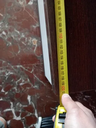 Mueble de comedor plateado con puertas de cristal