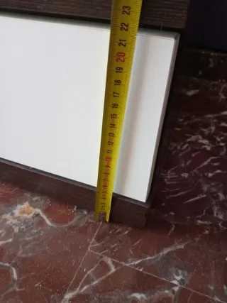 Mueble de comedor plateado con puertas de cristal