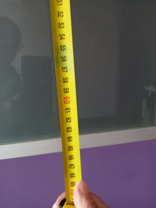 Mueble de comedor plateado con puertas de cristal