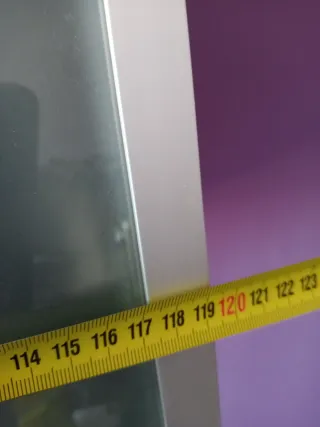 Mueble de comedor plateado con puertas de cristal