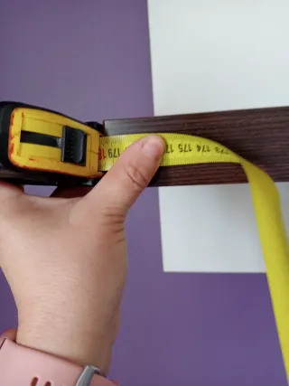 Mueble de comedor plateado con puertas de cristal