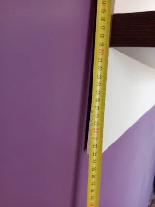 Mueble de comedor plateado con puertas de cristal