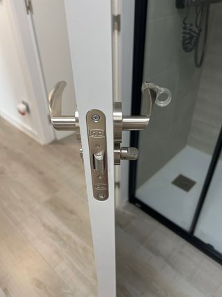 Puerta blanca madera con cerrojo nueva