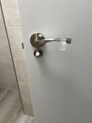 Puerta blanca madera con cerrojo nueva