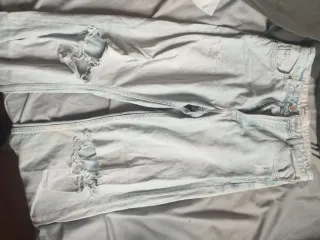 Vaqueros azules rotos