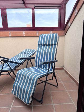 Tumbona plegable rayas azul y blanco.