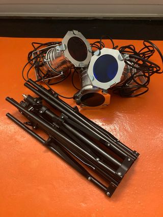 Tres tripodes de estudio y tres focos con filtros