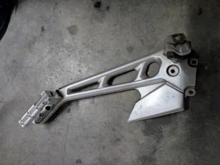 Estribera izquierda Suzuki GSR 600