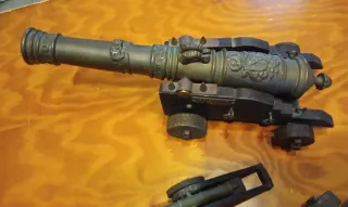 Cañones de bronce decorativos