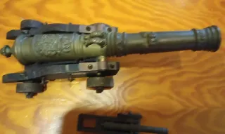 Cañones de bronce decorativos