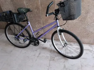 Bicicleta de paseo morada con cesta