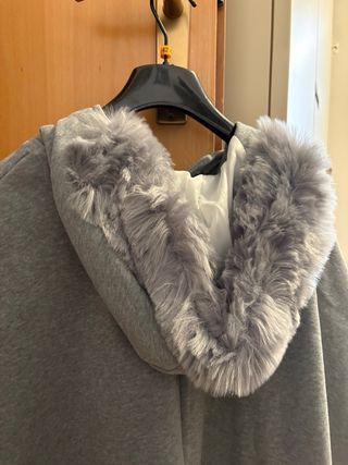 Giacca grigia con cappuccio e pelliccia