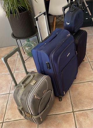 Maletas de viaje azul y gris