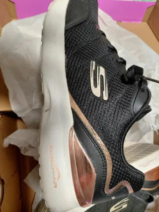 Zapatillas Skechers Negras y Doradas