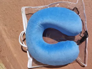 Cojín de viaje azul con bolsa